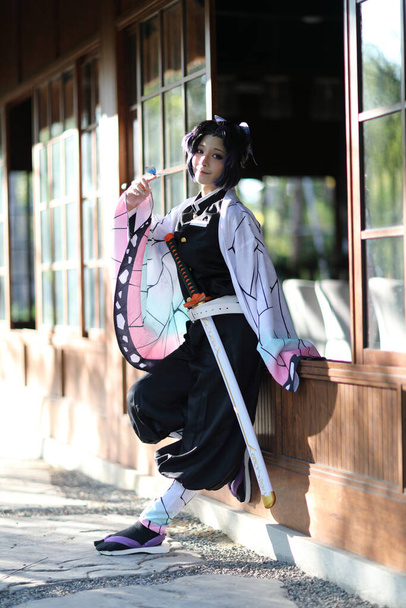 Japão anime cosplay retrato de menina com traje cômico com jardim temático japonês - Foto, Imagem