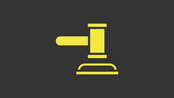 Sárga Bíró kalapács ikon elszigetelt szürke háttér. Gavel ítélkezik az ítéletek és a számlák felett, bíróság, igazságszolgáltatás. Aukciós kalapács. 4K Videó mozgás grafikus animáció - Felvétel, videó