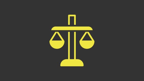 Gele schalen van justitie icoon geïsoleerd op grijze achtergrond. Het symbool van de rechtbank. Balans schaal teken. 4K Video motion grafische animatie - Video