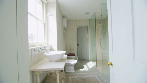 a stílusos, elegáns fürdőszoba - Felvétel, videó