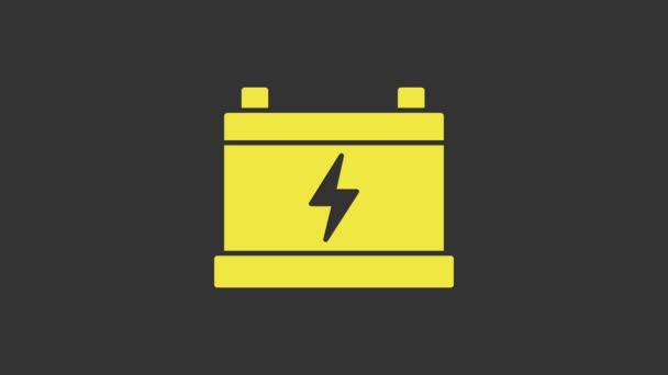Icono de batería de coche amarillo aislado sobre fondo gris. Acumulador de energía de la batería y la batería acumulador de electricidad. Animación gráfica de vídeo 4K - Metraje, vídeo