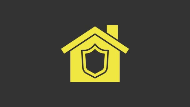 Casa gialla con icona dello scudo isolata su sfondo grigio. Concetto assicurativo. Sicurezza, sicurezza, protezione, proteggere il concetto. Animazione grafica 4K Video motion - Filmati, video