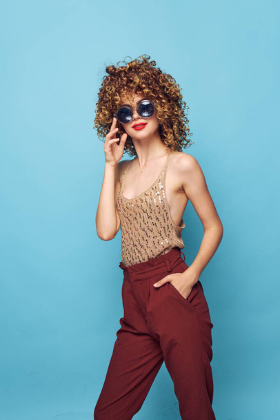 γυναίκα γυαλιά ηλίου μοντέρνο τρόπο ζωής ελκυστική εμφάνιση κόκκινο παντελόνι  - Φωτογραφία, εικόνα