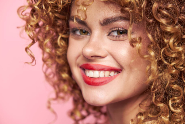 Όμορφη γυναίκα Χαμογελάστε κόκκινα χείλη close-up διασκέδαση ρούχα μόδας  - Φωτογραφία, εικόνα