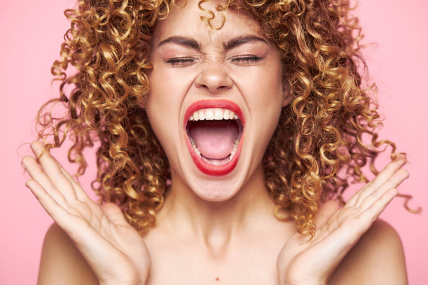 жінка Кучеряве волосся емоції Крик широко відкритий
 - Фото, зображення