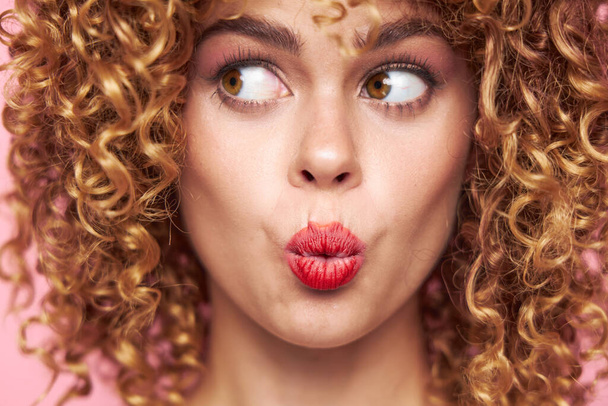 Lady pelo rizado mirar hacia los labios rojos de cerca ropa de moda  - Foto, Imagen