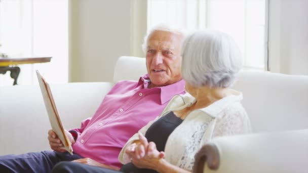 Senior couple relaxing in elegant home - Πλάνα, βίντεο