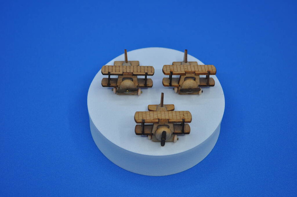 Primeros planos creativos de pequeños modelos planos de madera hechos a mano de madera, alrededor de 3cm X 2cm de tamaño - Foto, imagen