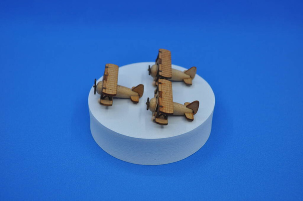 Fechar fotos criativas de pequenos modelos de avião de madeira artesanais a partir de madeira, em torno de 3cm X 2cm de tamanho - Foto, Imagem