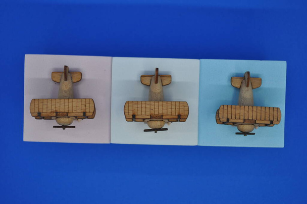 Fechar fotos criativas de pequenos modelos de avião de madeira artesanais a partir de madeira, em torno de 3cm X 2cm de tamanho - Foto, Imagem