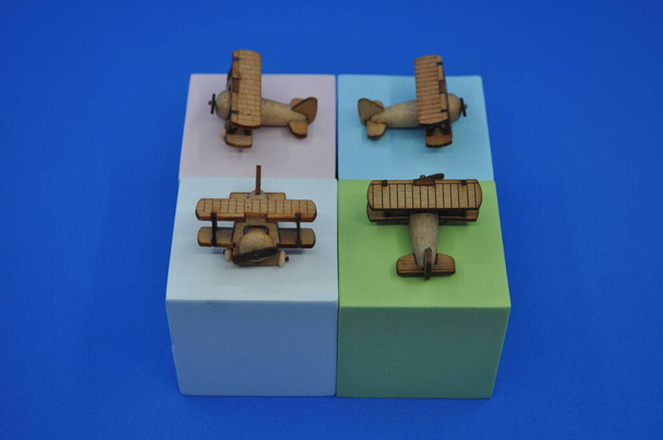 Zamknij kreatywne ujęcia małych drewnianych modeli samolotów wykonanych ręcznie z drewna, o wymiarach około 3cm X 2cm - Zdjęcie, obraz