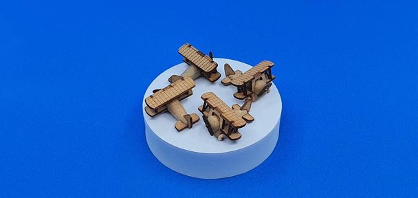 木から手作りされた小さな木製の飛行機モデルの創造的なショットを閉じます,約3cm × 2cmのサイズ - 写真・画像