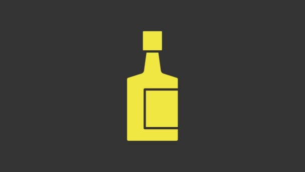 Κίτρινη εικόνα φιάλης τεκίλας που απομονώνεται σε γκρι φόντο. Μεξικάνικο ποτό. 4K Γραφική κίνηση κίνησης βίντεο - Πλάνα, βίντεο