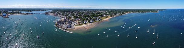 Luftaufnahme von Sandy Point an der Danvers River Mündung zum Salem Harbor in der Stadt Beverly, Massachusetts MA, USA.  - Foto, Bild