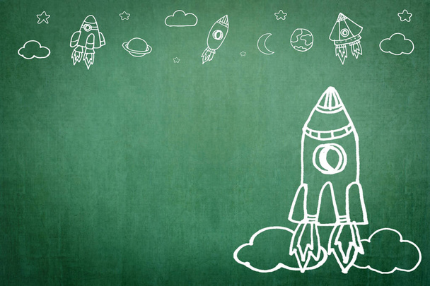 Εκκίνηση πυραύλων για την έναρξη των επιχειρήσεων του έργου, καινοτομία επιχειρηματία με δημιουργική διαστημόπλοιο δρομολόγηση doodle φαντασία σχέδιο στο γραφείο ή σχολείο chalkboard  - Φωτογραφία, εικόνα