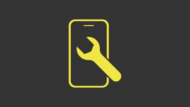 Желтый мобильный телефон с гаечным ключом на сером фоне. Регулировка, обслуживание, настройка, обслуживание, ремонт. Видеографическая анимация 4K - Кадры, видео