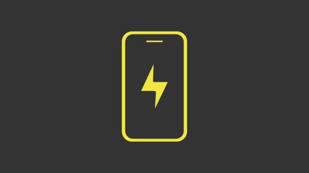 Žlutý Smartphone nabíjení baterie ikona izolované na šedém pozadí. Telefon s nízkým nabitím baterie. Grafická animace pohybu videa 4K - Záběry, video