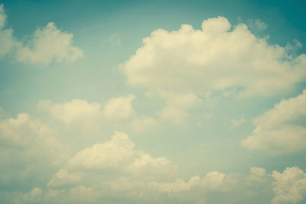 Vintage ουρανό στυλ με μαλακά σύννεφα σε δροσερό κυανό χρώμα σε χαρτί ακουαρέλα υφή φόντο - Φωτογραφία, εικόνα
