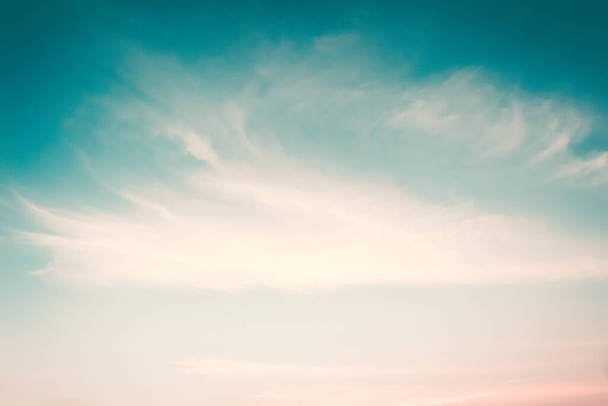 Taivas hämärtynyt luonto tausta pehmeät pilvet vintage syaani sininen vaaleanpunainen akvarellipaperi rakenne - Valokuva, kuva