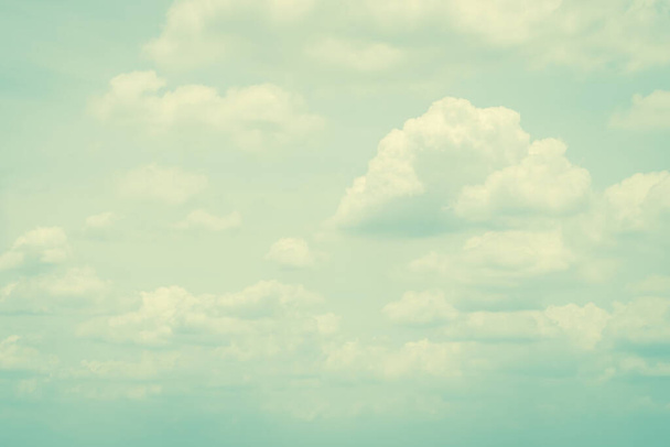 Vintage-Stil Himmel mit weichen Wolken in kühler Cyan-Farbe auf Aquarellpapier strukturierten Hintergrund - Foto, Bild