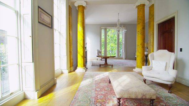elegáns nappali nagy ablakokkal - Felvétel, videó