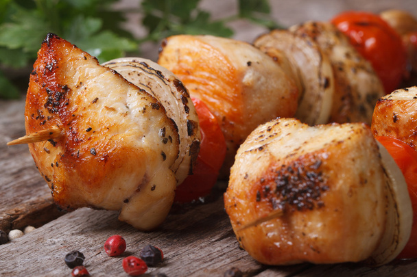 delicioso kebab de pollo a la parrilla con verduras
 - Foto, Imagen