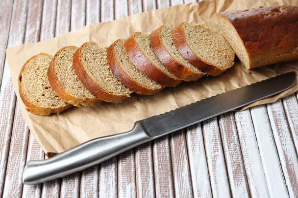 Bread  slices on wooden board, close-up - Valokuva, kuva