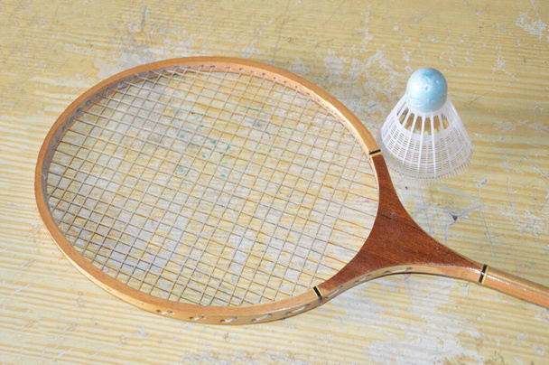 Vecchia racchetta e volano per il badminton - Foto, immagini