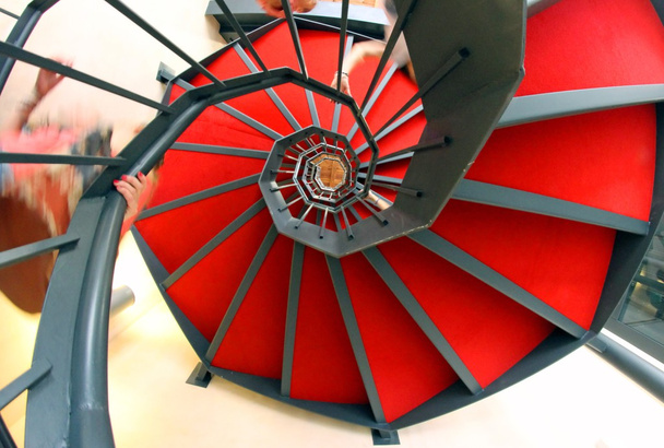 kırmızı halı ile döner merdiven - Fotoğraf, Görsel