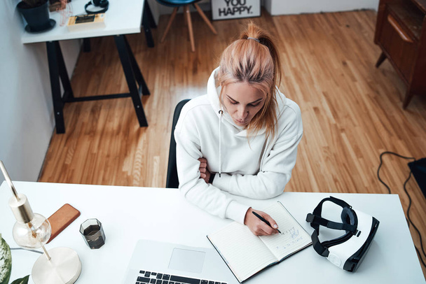 Komoly női üzletember dolgozik laptop és notebook - Fotó, kép