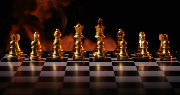 Bord met schaakstukken en rook op donkere achtergrond - Video