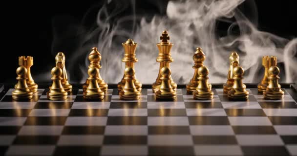Plateau avec pièces d'échecs et fumée sur fond sombre - Séquence, vidéo