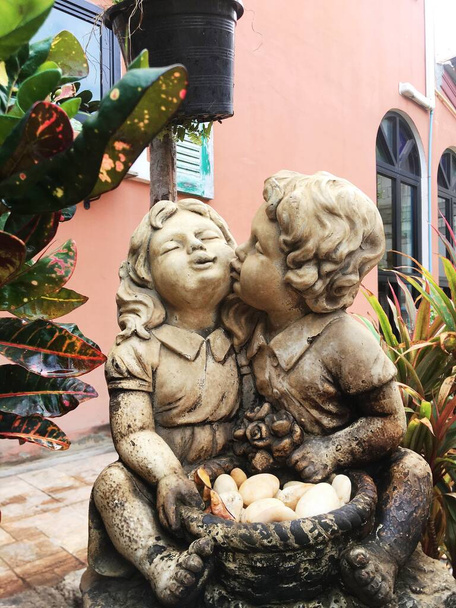 Figura niña besa a un niño en la mejilla. Tonificado, - Foto, Imagen