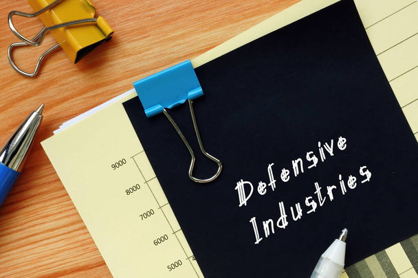 Üzleti koncepció a Defensive Industries-ról felirattal a lapon - Fotó, kép