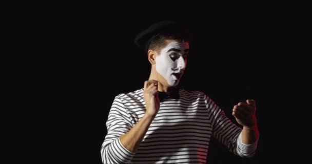 Miming artista masculino sobre fondo oscuro - Imágenes, Vídeo