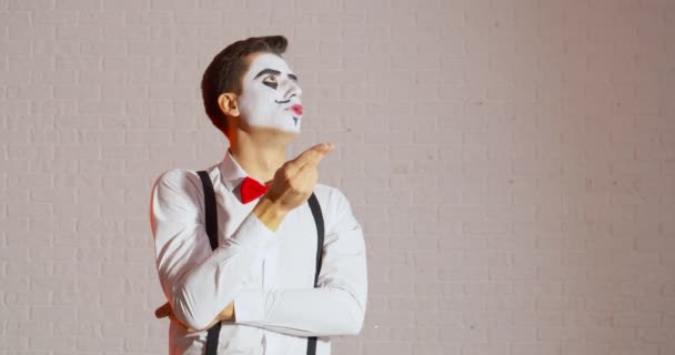 Smoking miming male artist on light background - Footage, Video