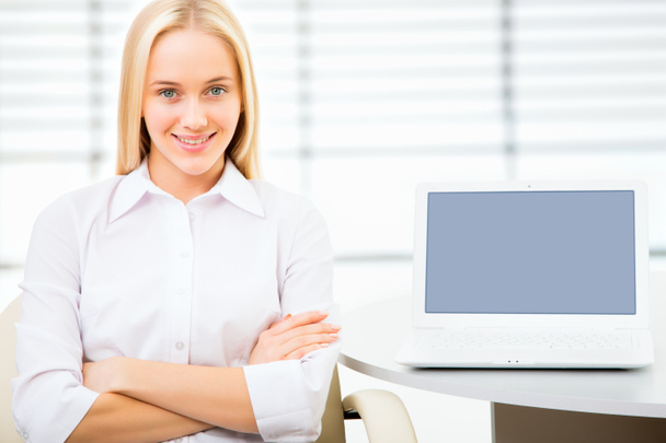 Business nainen käyttää kannettavaa tietokonetta - Valokuva, kuva