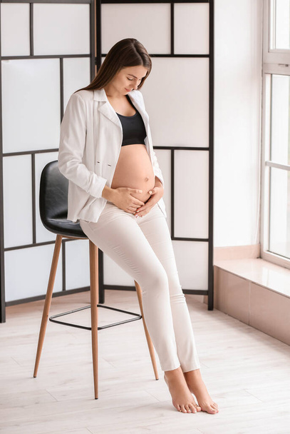 Красивая беременная женщина дома - Фото, изображение