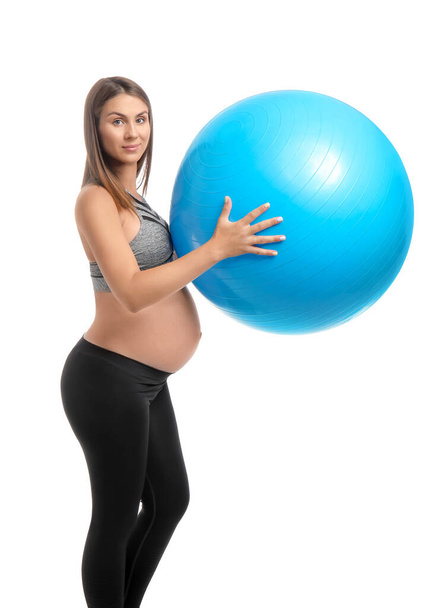 Krásná těhotná žena s fitball školení na bílém pozadí - Fotografie, Obrázek
