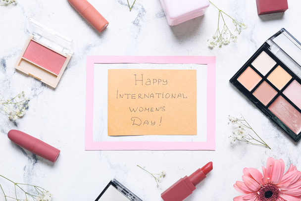 Açık arkaplanda Uluslararası Kadınlar Günü için çiçek ve kozmetik ürünleriyle güzel bir kompozisyon - Fotoğraf, Görsel