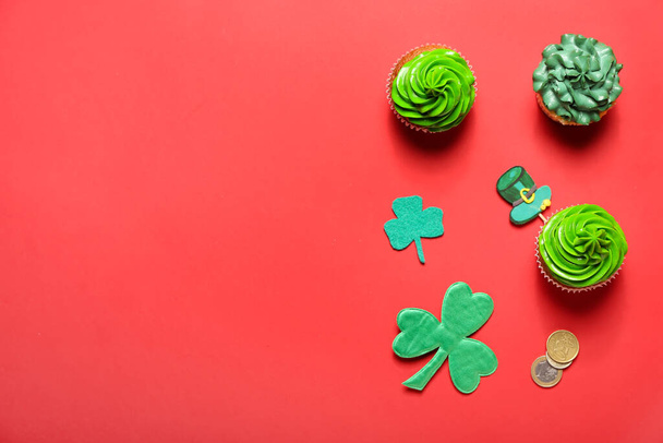 Tasty cupcakes for St. Patrick's Day on color background - Foto, Imagen