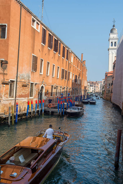 felfedezése a város Velence és a kis csatornák és romantikus sikátorok, Olaszország - Fotó, kép