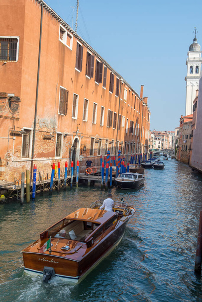 Открытие города Венеция и его небольшие каналы и романтические аллеи, Италия - Фото, изображение