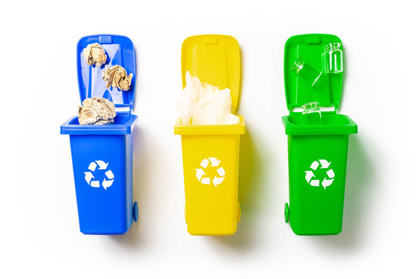 Πλαστικά σκουπίδια. Κίτρινος, πράσινος, μπλε σκουπιδοτενεκές για ανακύκλωση πλαστικού, χαρτιού και γυαλιού μπορεί να σκουπίδια που απομονώνονται σε λευκό φόντο. Δοχείο δοχείο για απόρριψη απορριμμάτων και εξοικονόμηση περιβάλλοντος - Φωτογραφία, εικόνα