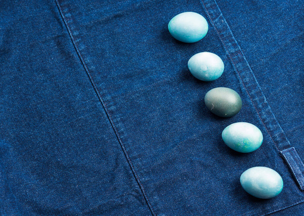 Blaugefärbte hartgekochte Ostereier auf Jeansschürze - Foto, Bild