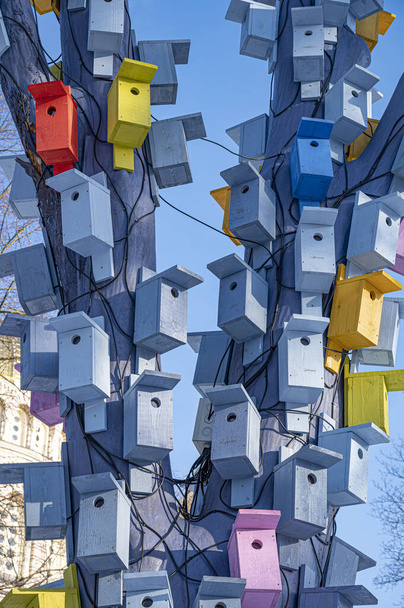 Синее дерево с множеством разноцветных птичьих домиков - Фото, изображение
