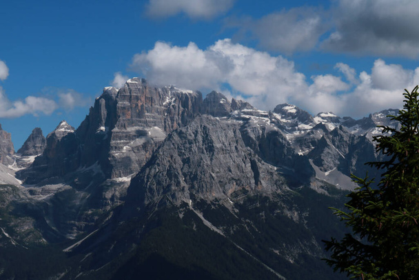 Schöne Aussicht auf die Berge von der 5-Seen-Hütte im Trentino, Reisen und Landschaften in Italien  - Foto, Bild
