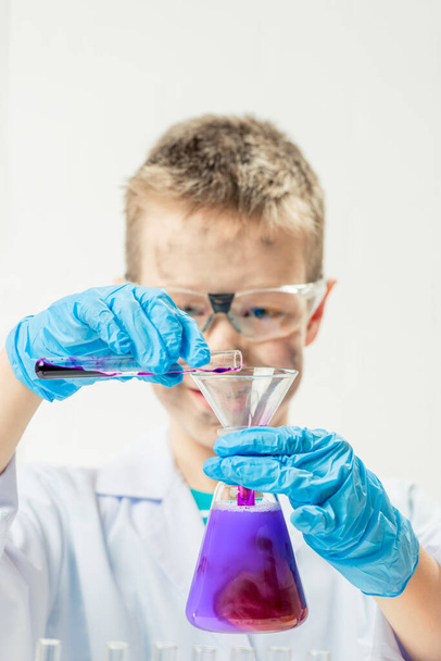 Grappige jongen verkleed als chemicus met vies gezicht na een mislukt experiment - Foto, afbeelding