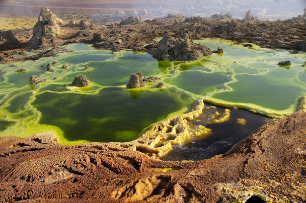 Dallol ist ein aktiver Vulkan im Danakil-Becken im Nordosten Äthiopiens nahe der Grenze zu Eritrea. Der Vulkan ist für seine spezifischen außerirdischen Landschaften bekannt, die an die Oberfläche von Io, dem Satelliten des Planeten Jupiter Africa erinnern. - Foto, Bild
