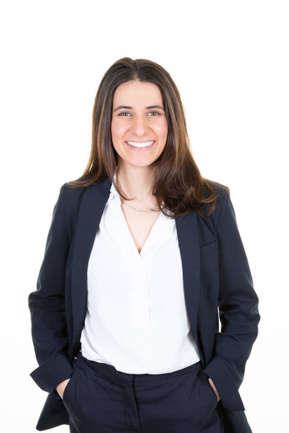 επιχειρηματίας πορτρέτο της νεαρής ευτυχούς γυναίκας χαμογελώντας σε λευκό φόντο - Φωτογραφία, εικόνα